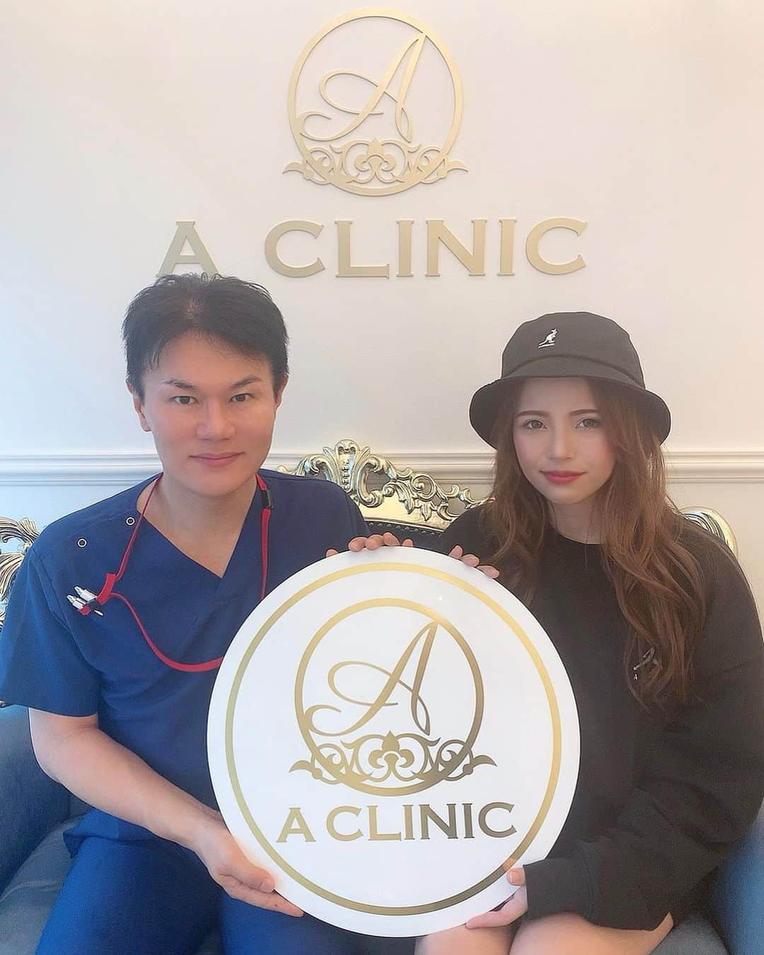 DJ NANAさんのインスタグラム写真 - (DJ NANAInstagram)「#aclinic で山田哲雄先生 @a_clinic_ginza に脂肪吸引とAスレッドを施術してもらったのの 術後約一ヶ月れぽ🗒  術後すぐはすこーし内出血が あったんだけど一週間位で収まって 約一ヶ月たった今は全くなし✨  みても分かる通りめちゃフェイスラインが すっきりしたから やる前までは写メで横顔とか 横からの笑顔(二重あごになる泣)撮るの 抵抗あったんだけど 今はなんにも気にしなくていいのが まじで最高て感じです😭❤️  周りにもかなり小顔になったてゆわれるし 小顔になりたい子にはまじでおすすめできる🙆‍♀️  写真は術前と手術直後！  肌加工入ってるけど設定は全く一緒！ なのにこんなに変わるし 術中は麻酔効いててほぼ痛みなしだし 施術直後も腫れてなくて感動だったなぁ🥺✨  改めてAclinicのHP見てて スマイルリップてゆう口角の施術も 気になってきたので また東京に行く時に先生に相談 してみたいと思います✨  #aスレッド #aclinic #aclinic銀座 #aclinic横浜 #aクリニック #エークリニック#美容 #小顔 #美肌 #リフトアップ #糸リフト #脂肪吸引 #フェイスライン #フェイスリフト #顔痩せ #小顔になりたい #部分痩せ #顔痩せ #顔小さい #小顔整形 #二重あご #横顔美人 #美容整形 #美容外科 #美容皮膚科 #美容クリニック #1day脂肪吸引 #山田哲雄」11月24日 23時28分 - dj_nana092