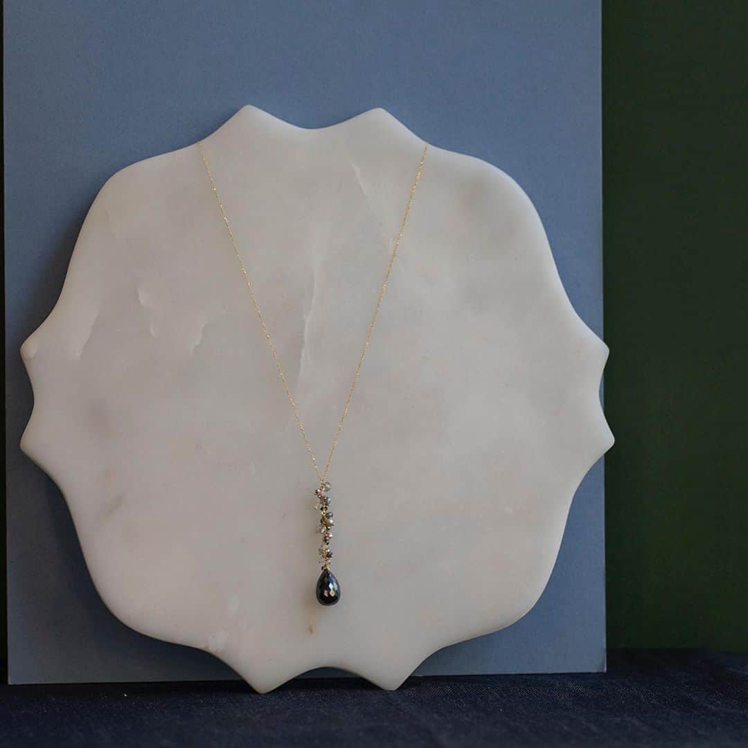 スイート ピーさんのインスタグラム写真 - (スイート ピーInstagram)「Large Hematite drop Necklace available in the Archive Sale ✨✨✨」11月24日 23時28分 - sweetpea_finejewellery