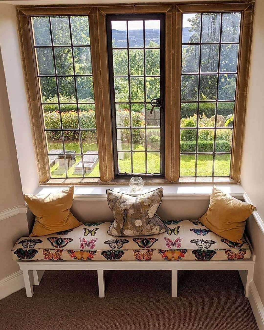 BEAUTIFUL HOTELSさんのインスタグラム写真 - (BEAUTIFUL HOTELSInstagram)「A manor house all to ourselves? Yes, please! On a 400-acre woodland estate, Foxhill Manor welcomes guests with their motto: "Whatever you fancy, wherever you fancy it." 😉   Get laid back luxury with your own personal host and private chef for a cozy and comfortable stay. 🍽️  Would you love to get free reign to this manor?  📸 @seachiic & @rosannafalconer 📍 @foxhillmanor, Farncombe Estate, Broadway, The Cotswolds, United Kingdom」11月24日 23時37分 - beautifulhotels