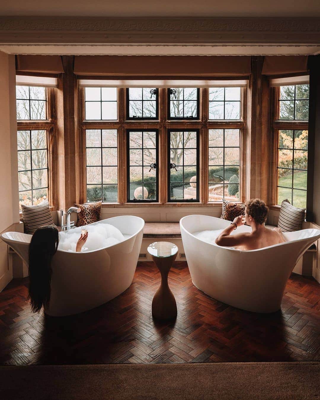 BEAUTIFUL HOTELSさんのインスタグラム写真 - (BEAUTIFUL HOTELSInstagram)「A manor house all to ourselves? Yes, please! On a 400-acre woodland estate, Foxhill Manor welcomes guests with their motto: "Whatever you fancy, wherever you fancy it." 😉   Get laid back luxury with your own personal host and private chef for a cozy and comfortable stay. 🍽️  Would you love to get free reign to this manor?  📸 @seachiic & @rosannafalconer 📍 @foxhillmanor, Farncombe Estate, Broadway, The Cotswolds, United Kingdom」11月24日 23時37分 - beautifulhotels