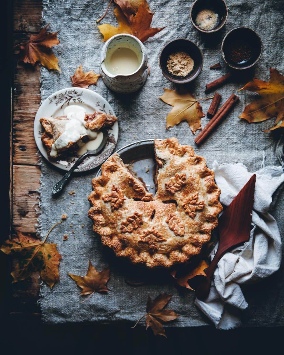 Linda Lomelinoのインスタグラム：「I’m sharing my last autumn post of the year on the blog and youtube today! This apple pie 🥧 which actually works well for winter too, with spices like cinnamon, cloves, ginger and nutmeg. The recipe is up on callmecupcake.se, and links to the recipe and video in my profile 🍁🤗」