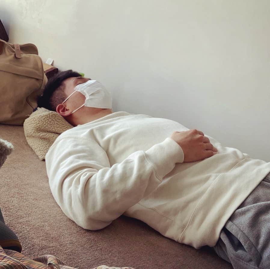鈴木悠さんのインスタグラム写真 - (鈴木悠Instagram)「キャンプ小屋の中は寒すぎて深く眠れず...笑 翌日行った温泉施設にて、上がったあとは爆睡でした♨️ #あすからも元気に頑張りましょう」11月24日 23時37分 - yu_suzuki.tenki