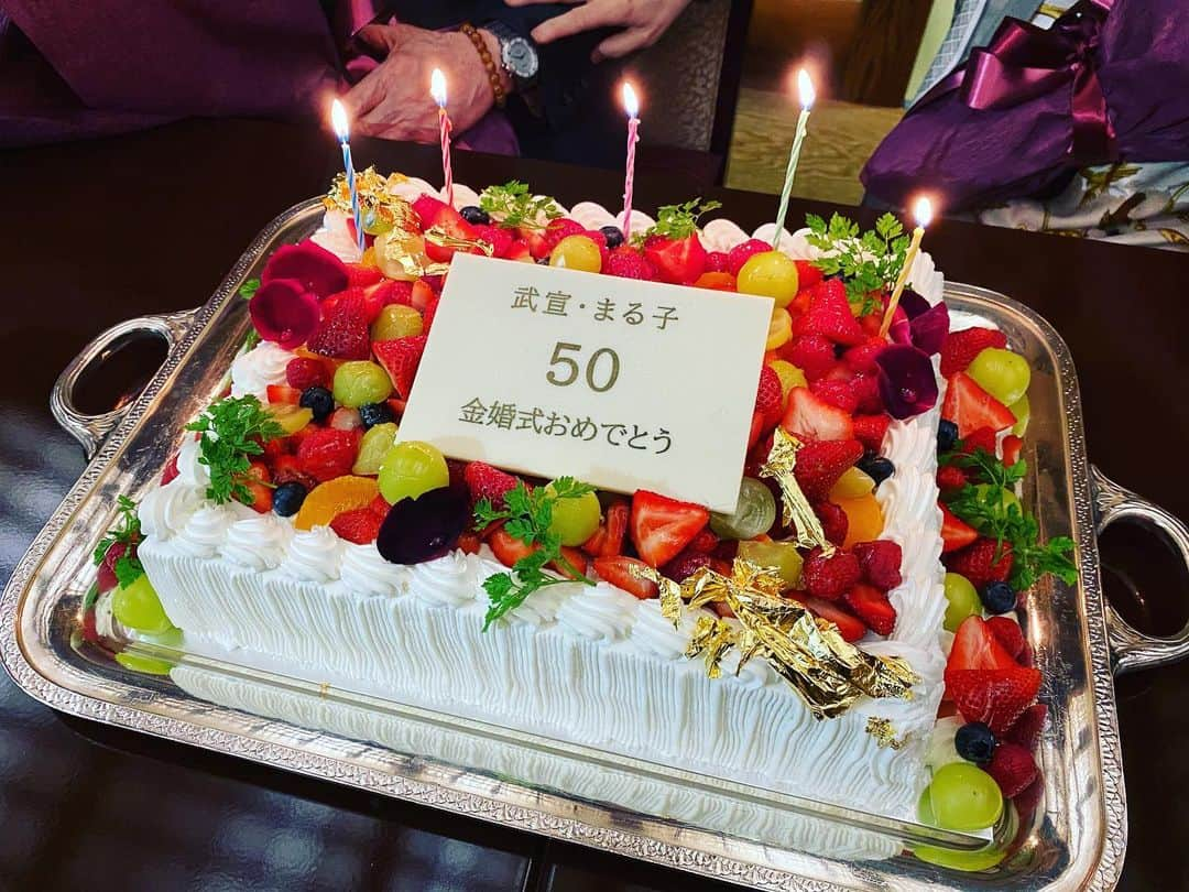 DAIGOさんのインスタグラム写真 - (DAIGOInstagram)「今日11月24日は父と母が結婚して50年の記念日。金婚式。先日お祝いしました！父と母がお互いに『50年ありがとう』とプレゼント交換しながら伝え合っていて、短い言葉だけどとても重みを感じる言葉でした。父も病気を乗り越えて、母は支え続けて、仲良く50年。本当によかった。そして自分が父親になって、子育てのやりがいと大変さを実感してるので、両親には改めて育ててくれて感謝です。これからも健康第一でお願いします。孫も増えたし。世話もしてもらいたいしね笑 幸せな時間でした。おめでとう！  #金婚式 #50年　 #半世紀 #俺は金婚式のときに #87歳 #大丈夫か #長生きしよう #自分のことは自分で守ろう #出来る限り #まる子って名前 #威力すごいね」11月24日 23時46分 - daigo_breakerz_