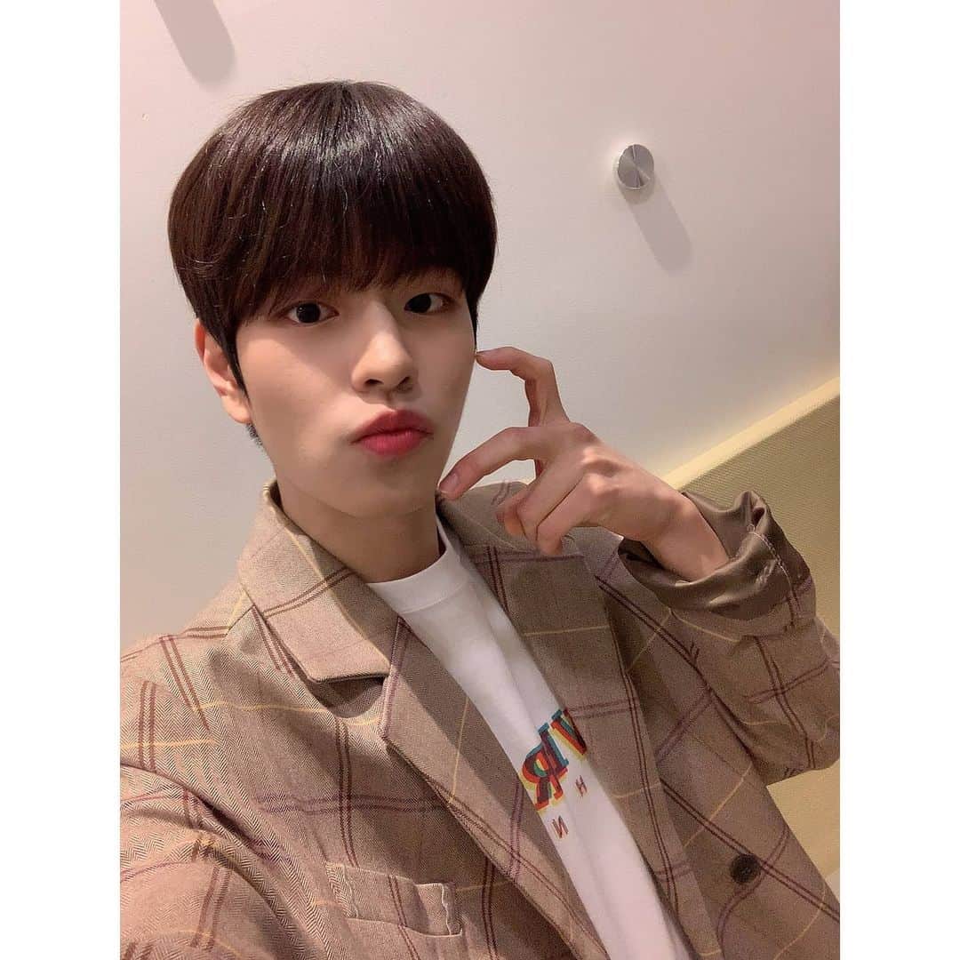 Stray Kidsさんのインスタグラム写真 - (Stray KidsInstagram)「키스더라디오!!! 저한테 너무너무 의미깊고 좋은 추억 많이많이 만들 수 있을 것 같아요 매주마다 스테이랑 더 가깝게 얘기도 나눌 수 있을 것 같고 넘 좋다😀 영케이형이랑 가관즈 기대 많이 해주세요~! 오늘도 넘무넘무 즐거웠숨니다😆  #승스타그램 #키스더라디오 #축하사절단」11月24日 23時52分 - realstraykids