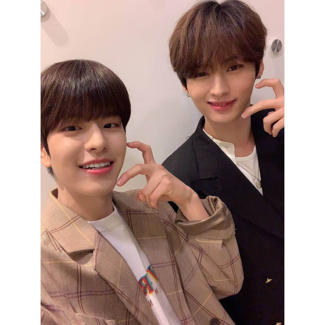Stray Kidsさんのインスタグラム写真 - (Stray KidsInstagram)「키스더라디오!!! 저한테 너무너무 의미깊고 좋은 추억 많이많이 만들 수 있을 것 같아요 매주마다 스테이랑 더 가깝게 얘기도 나눌 수 있을 것 같고 넘 좋다😀 영케이형이랑 가관즈 기대 많이 해주세요~! 오늘도 넘무넘무 즐거웠숨니다😆  #승스타그램 #키스더라디오 #축하사절단」11月24日 23時52分 - realstraykids