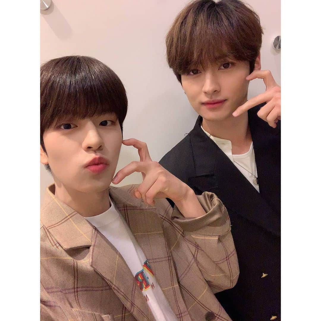 Stray Kidsさんのインスタグラム写真 - (Stray KidsInstagram)「키스더라디오!!! 저한테 너무너무 의미깊고 좋은 추억 많이많이 만들 수 있을 것 같아요 매주마다 스테이랑 더 가깝게 얘기도 나눌 수 있을 것 같고 넘 좋다😀 영케이형이랑 가관즈 기대 많이 해주세요~! 오늘도 넘무넘무 즐거웠숨니다😆  #승스타그램 #키스더라디오 #축하사절단」11月24日 23時52分 - realstraykids