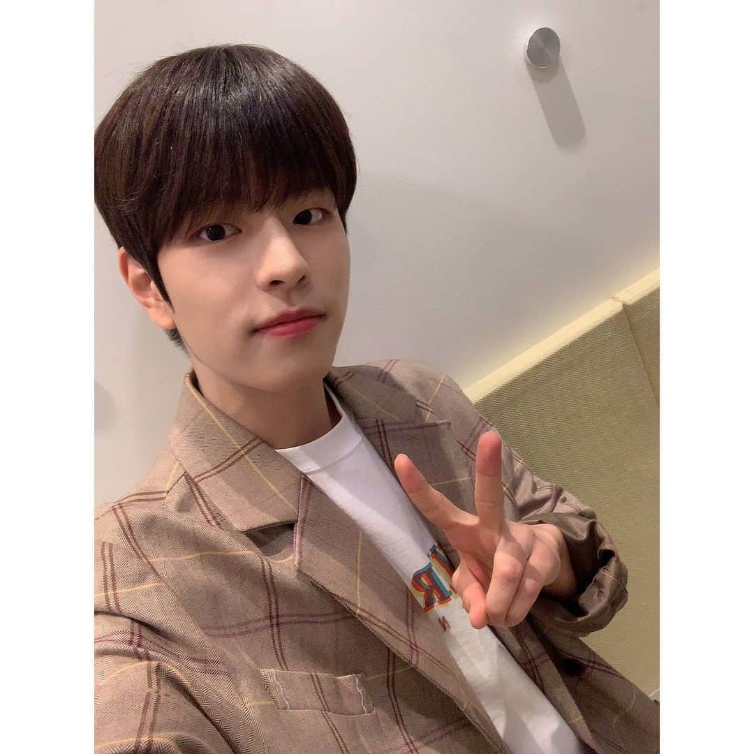 Stray Kidsさんのインスタグラム写真 - (Stray KidsInstagram)「키스더라디오!!! 저한테 너무너무 의미깊고 좋은 추억 많이많이 만들 수 있을 것 같아요 매주마다 스테이랑 더 가깝게 얘기도 나눌 수 있을 것 같고 넘 좋다😀 영케이형이랑 가관즈 기대 많이 해주세요~! 오늘도 넘무넘무 즐거웠숨니다😆  #승스타그램 #키스더라디오 #축하사절단」11月24日 23時52分 - realstraykids