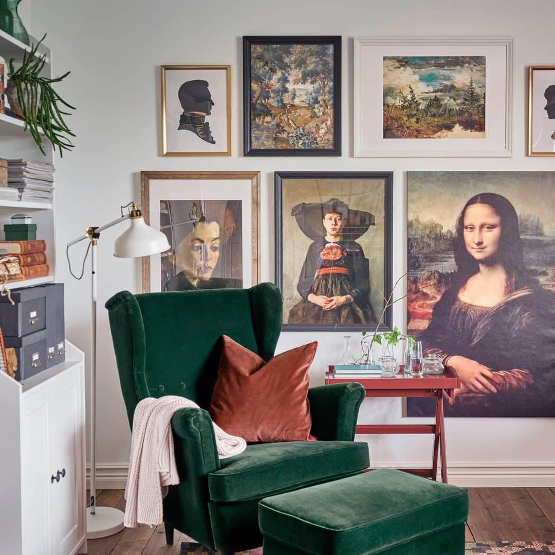 IKEA Austriaさんのインスタグラム写真 - (IKEA AustriaInstagram)「Eine Wand voller Details. 😍🖼️ Bei uns findest du eine große Auswahl an Rahmen für deine Fotos, aber auch Poster mit tollen Motiven. 🙌   // EDSBRUK Rahmen, schwarz lasiert, 50 x 70 cm € 24,99  #IKEA #RAMSBORG #Bilderrahmen #Kunst #art #frame #Dekoration #Deko #inspo #Wohnzimmer #livingroom」11月24日 23時48分 - ikeaaustria