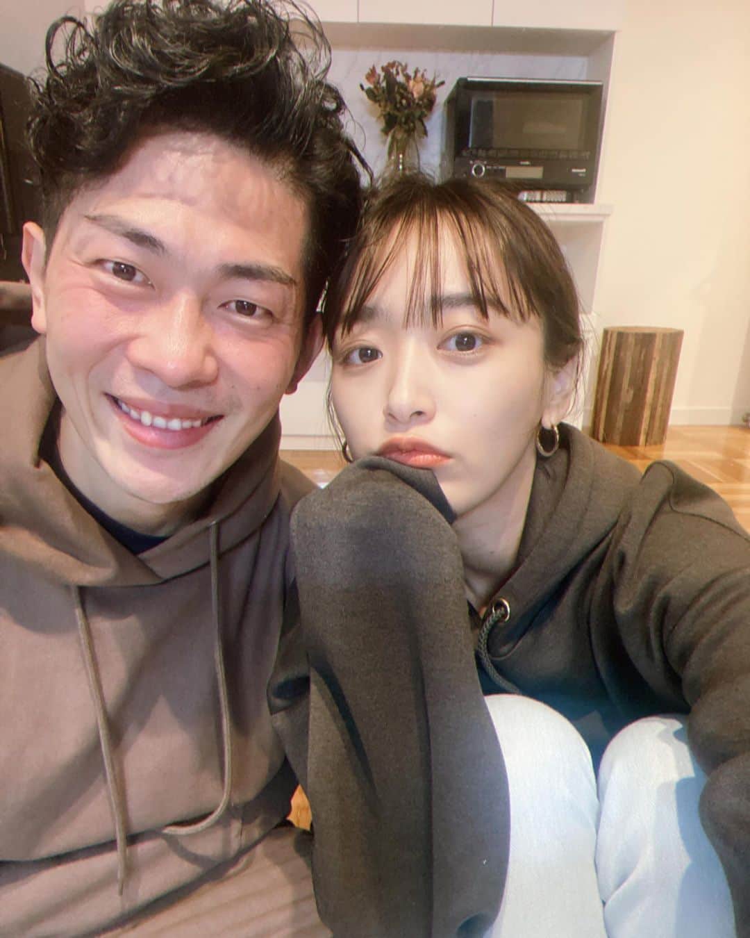 近藤千尋のインスタグラム：「キッチンで1時間も話してる😂笑 お尻冷たいけど、たまにはいいね💜 近況報告と、世間話😂❤︎」