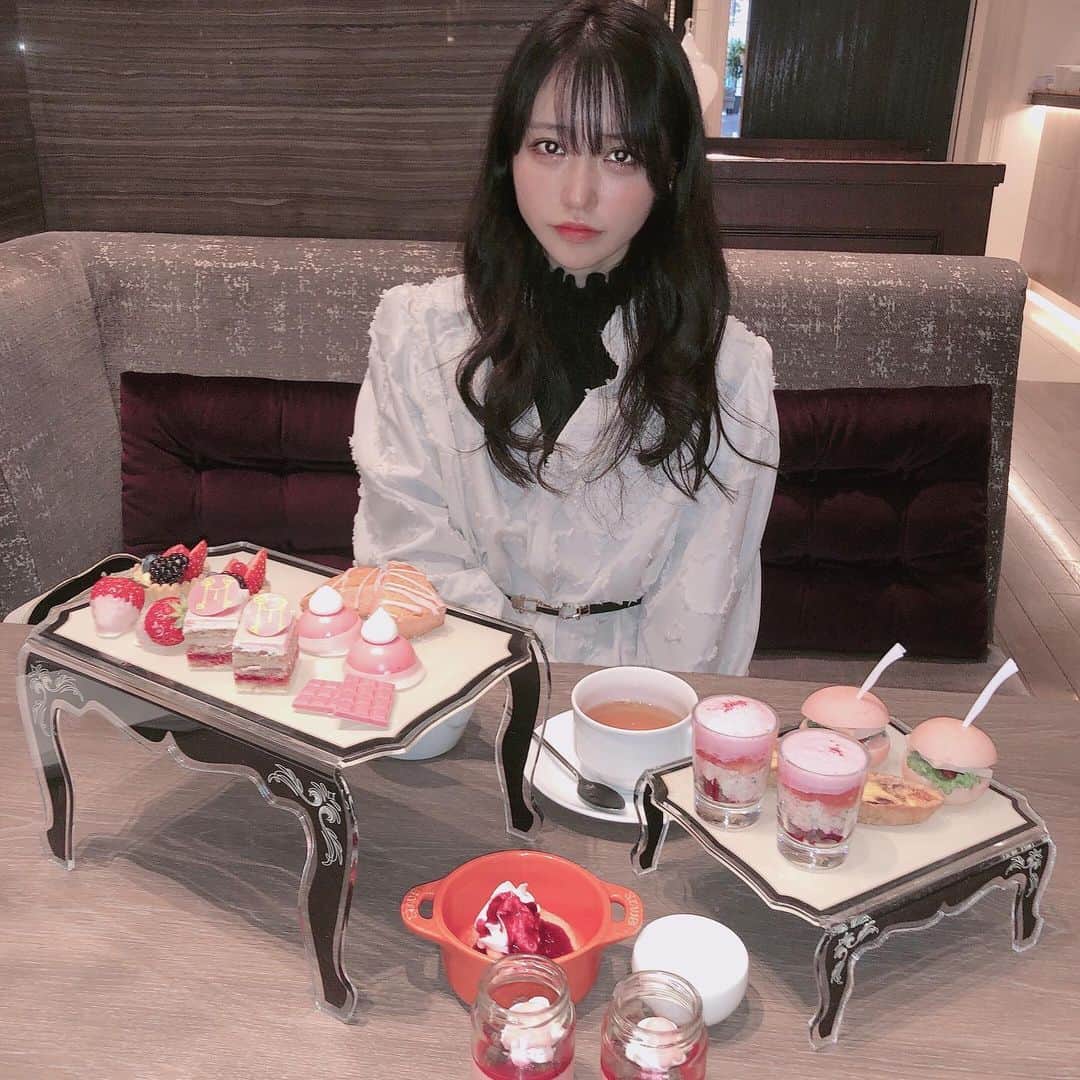 のインスタグラム：「このまえアフタヌーンティー行った🍓 しょっぱいのと甘いのをバランスよく食べれず口の中が甘すぎることに耐えきれなくなりこのあとラーメン食った なぜか写真でフラッシュ焚いてしまい目が真っ白👁‍🗨👁‍🗨 #アフタヌーンティー #afternoontea #ストリングス表参道 #zelcova #一蘭 #白コーデ」