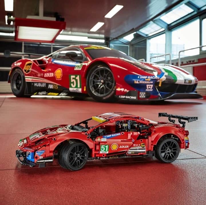 LEGOさんのインスタグラム写真 - (LEGOInstagram)「You’re going to need a bigger shelf. Say hello to the @Ferrari 488 GTE! #LEGO #Ferrari #LEGOTechnic」11月25日 0時00分 - lego