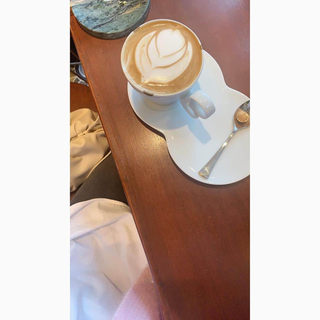 乙黒えりのインスタグラム：「お決まりの週明けのカフェタイム  と言っても内容は、娘たちの週末の様子の報告会のような感じw  夕方緑茶を飲みすぎて全然眠くならず、夜更かし。笑 どうしよw  #寒かったのでハイカットのコンバースにしてみた👟 #カフェタイム#ドロゲリアサンクリッカ#白金高輪#ヘーゼルナッツカプチーノ」