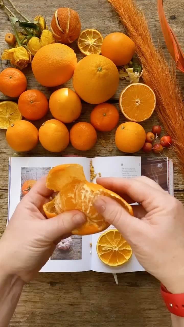 Tea and sittingのインスタグラム：「✨🍊👃...connecting to my senses always really calms my brain down so I decided to have an experiment with one of the exercises in my @consciouscreativity ‘The Workbook’ from the ‘Senses and #Synaesthesia’ chapter...I absolutely loved taking the time just to peel a satsuma, burn a cork, tear a page out and very consciously smell and listen to it all!! 🤩 ALSO, just a heads up because tomorrow I’m going to be doing a Live demonstration from #cctheworkbook at 11am GMT with @allsortsoflovely ( that’s @emilyquinton btw ) We’re going to be doing one of the colour exercises together and I can’t wait to see how different ( or similar ) our experiments will turn out to be!! I’ll put a countdown for it in my Stories and I’ll also save it afterwards...hope to see you there! 🍊🤓🔎 #sensoryplay #synesthesia #consciouscreativity @leapingharepress @quartocreates」