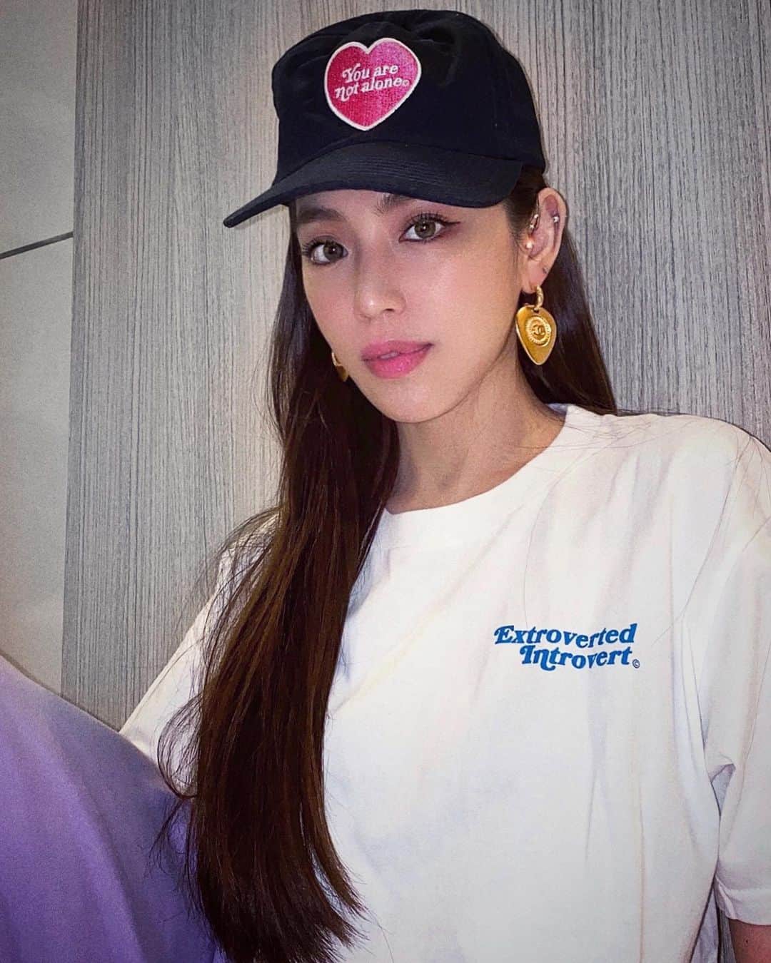 アリッサのインスタグラム：「EXTROVERTED INTROVERT— that’s me! 🙋🏻‍♀️ thank u for the cute package @jeffrey_xu~ @extrovertedintrovertclub cap & tee from @garrison.sg 💕 x」