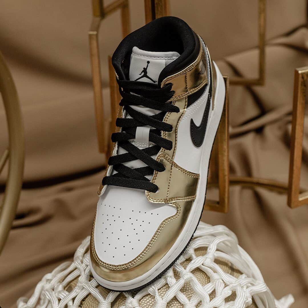 HYPEBEASTさんのインスタグラム写真 - (HYPEBEASTInstagram)「@hypebeastkicks: @jumpman23 has prepped a championship-level Air Jordan 1 Mid in "Metallic Gold." This sneaker features “Metallic Gold” accents that grace the mudguard, eyestays, heel and collar flaps, while placed above a white leather quarter panel and toebox for maximum visibility. Further contrast is served up by the black collar and black Swooshes. Apart from these Swooshes, branded hits arrive via a Jumpman tag on the white nylon tongue and an OG ball and wings logo stamped on the lateral collar flap. These are set to drop at stores like @shoepalace for $125 USD on November 30.⁠⠀ Photo: Shoe Palace」11月24日 23時58分 - hypebeast