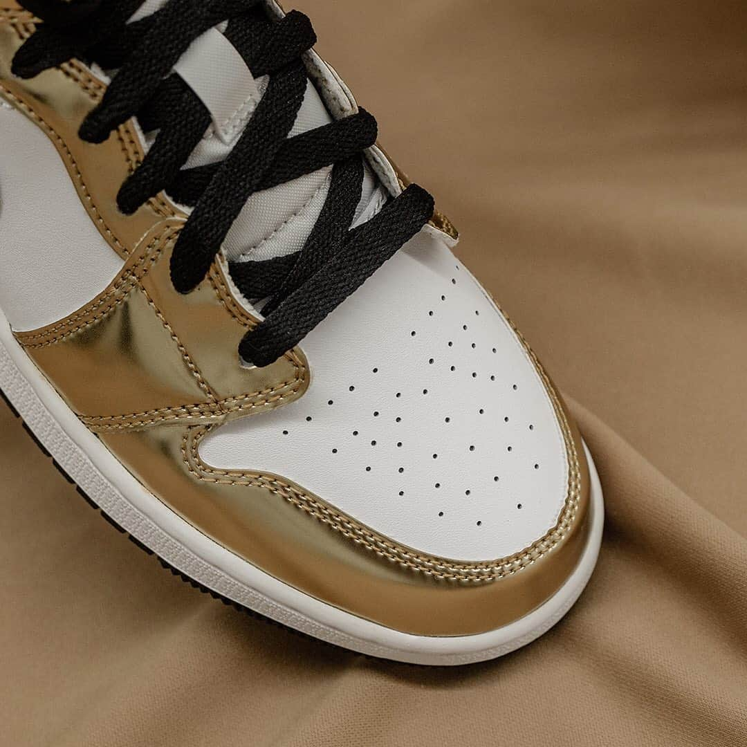 HYPEBEASTさんのインスタグラム写真 - (HYPEBEASTInstagram)「@hypebeastkicks: @jumpman23 has prepped a championship-level Air Jordan 1 Mid in "Metallic Gold." This sneaker features “Metallic Gold” accents that grace the mudguard, eyestays, heel and collar flaps, while placed above a white leather quarter panel and toebox for maximum visibility. Further contrast is served up by the black collar and black Swooshes. Apart from these Swooshes, branded hits arrive via a Jumpman tag on the white nylon tongue and an OG ball and wings logo stamped on the lateral collar flap. These are set to drop at stores like @shoepalace for $125 USD on November 30.⁠⠀ Photo: Shoe Palace」11月24日 23時58分 - hypebeast