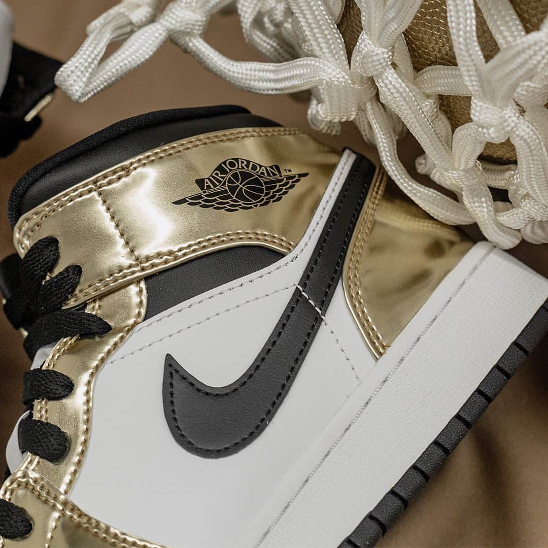 HYPEBEASTさんのインスタグラム写真 - (HYPEBEASTInstagram)「@hypebeastkicks: @jumpman23 has prepped a championship-level Air Jordan 1 Mid in "Metallic Gold." This sneaker features “Metallic Gold” accents that grace the mudguard, eyestays, heel and collar flaps, while placed above a white leather quarter panel and toebox for maximum visibility. Further contrast is served up by the black collar and black Swooshes. Apart from these Swooshes, branded hits arrive via a Jumpman tag on the white nylon tongue and an OG ball and wings logo stamped on the lateral collar flap. These are set to drop at stores like @shoepalace for $125 USD on November 30.⁠⠀ Photo: Shoe Palace」11月24日 23時58分 - hypebeast