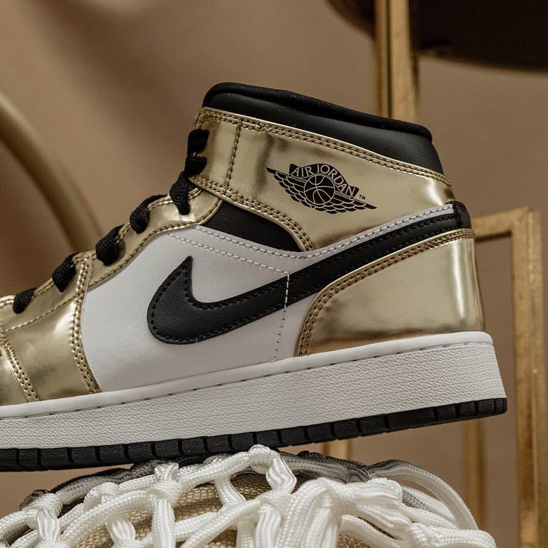 HYPEBEASTさんのインスタグラム写真 - (HYPEBEASTInstagram)「@hypebeastkicks: @jumpman23 has prepped a championship-level Air Jordan 1 Mid in "Metallic Gold." This sneaker features “Metallic Gold” accents that grace the mudguard, eyestays, heel and collar flaps, while placed above a white leather quarter panel and toebox for maximum visibility. Further contrast is served up by the black collar and black Swooshes. Apart from these Swooshes, branded hits arrive via a Jumpman tag on the white nylon tongue and an OG ball and wings logo stamped on the lateral collar flap. These are set to drop at stores like @shoepalace for $125 USD on November 30.⁠⠀ Photo: Shoe Palace」11月24日 23時58分 - hypebeast