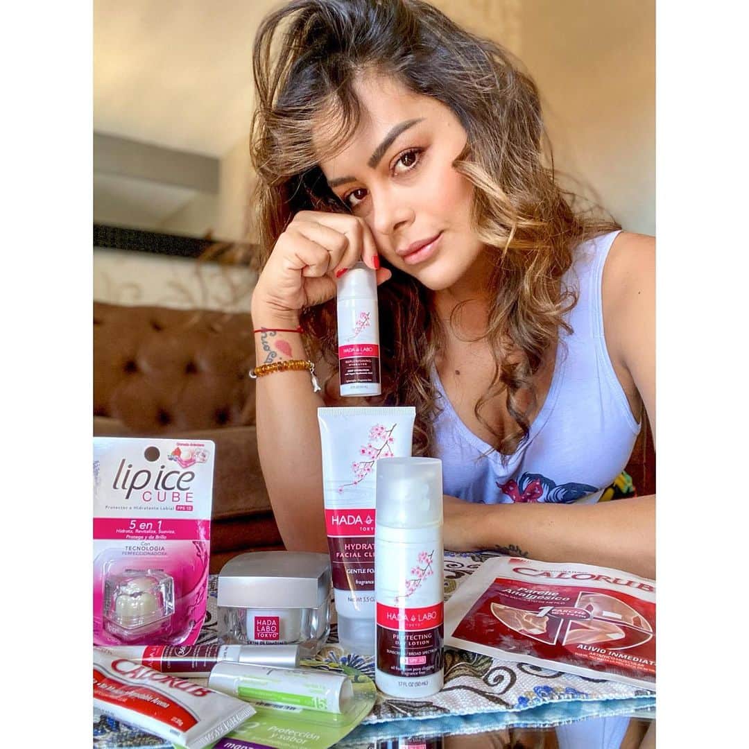 ラリッサ・リケルメさんのインスタグラム写真 - (ラリッサ・リケルメInstagram)「Mis bellas mujeres aquí les tengo una súper noticia..! 🤍  DESCUENTOS del 40% !!!  Se viene el  ARA HÛ de @cassanellosaic   Y estas marcas tendrán  ofertas 🔥👌🏻 - Calorub  - Lip Ice Unisex  - Hada Labo Tokyo   Del 26 al 30/11 !!!  No se lo pierdan !!!   ⚠️ Compras solo por Delivery o Pickup  #AraHû #Oferton #cassanellosaic」11月25日 0時09分 - larissariquelme
