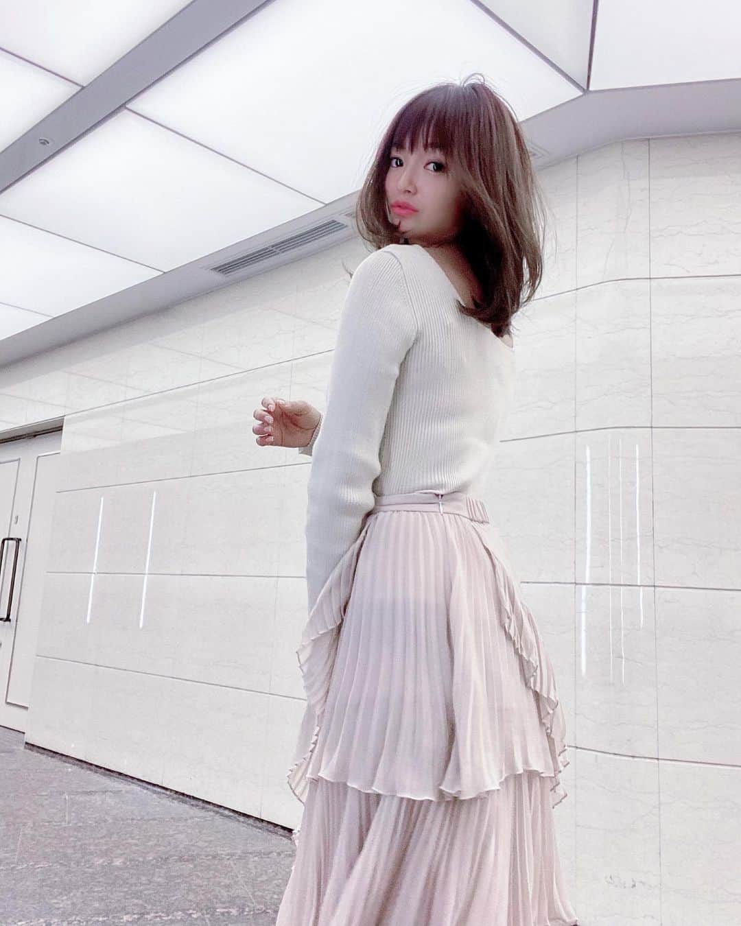 紺谷みえこのインスタグラム：「𝑆𝑁𝐼𝐷𝐸𝐿,  内勤day スカートを褒められてちょっと　 #うそすごく！ 嬉しい日〜🦔🦔🦔おやすみなさいませ🤍  #スナイデル　#シールームリン　#コーデ　#大人コーデ　#出勤コーデ  #ママコーデ　#スタイル　#フリフリ　#スタイリング　#30代ファッション　#甘系　#カジュアル　#mamagirl  #snidel  #searoomlynn  #style  #fashion #ootd #そcordinate  #japan_of_insta  #ootd #pink #photo #model  #likes #accessory」