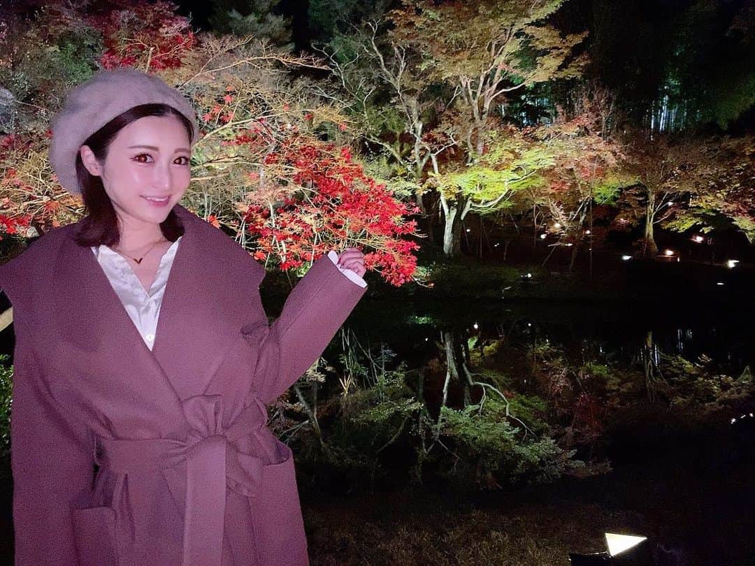 はづきてぃのインスタグラム：「・ 高台寺のライトアップ🍁 めちゃ綺麗だった🥺💕✨ ・ けどまだ緑のところが多かったから 見頃はまだ先なのかな〜？？ ・ お昼過ぎに京都着いたけど 1日目からめちゃ充実😂❤️❤️❤️❤️ ・ ・ #京都　#京都旅行　#京都紅葉　#紅葉ライトアップ　#高台寺　#高台寺ライトアップ　#秋の紅葉　#京都観光 #秋の京都　#冬服　#冬コーデ」