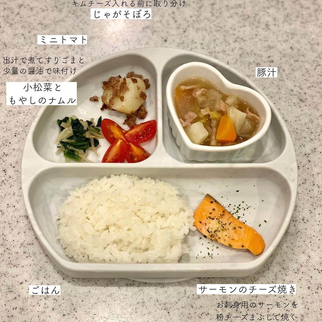 @i.K ◡̈*✧さんのインスタグラム写真 - (@i.K ◡̈*✧Instagram)「こんばんは☺︎✩.*˚ * * 今日の#お子亭と#むすめごはん𓂑𓊤 … ❁ 豚汁 ❁ 焼鮭 ❁ 小松菜ともやしナムル ❁ じゃがそぼろのキムチーズ ❁ ヨーグルト … ※娘の取り分け離乳食はpic参照 … 最近使ってるお出汁はやまひここんぶ様の @yamahikokonbu.baby  ぱくぱくおだしシリーズ！  もともと愛用していた物もあるのですが、こちらも子供から大人まで使える優れもの❤️ 味見したら鰹の風味が強くて旨味たっぷりでした！！ 5分ちょっとの煮出しでこの濃さは素晴らしい✨  お出汁を存分に使って今日は豚汁︎𓃟㌧㌧ 寒かったからちょうど良かった\❤︎/  具沢山お味噌汁やスープから取り分けて楽々1品ストックを作るのが私的には凄く楽で、今回も豚汁からいくつかストックを...♪*ﾟ  動画は少し前の朝ごはんのすまし汁をスプーンで頑張る姿(๑و•̀Δ•́)و♡ 最後はこぼしちゃった事件(｡_｡`)ﾁｰﾝ * * #てづくりごはん365 #おうちごはん #こどもごはん #和カフェ #夕飯 #夜ごはん #献立 #節約料理 #野菜たっぷり #一汁三菜 #うつわ #レシピ #サカママ #赤ちゃんのいる生活  #主婦クッキング #4yuuu #簡単料理  #離乳食 #取り分け離乳食 #離乳食献立 #離乳食完了期  #豚汁 #お出汁」11月25日 0時05分 - aibondsmile_88