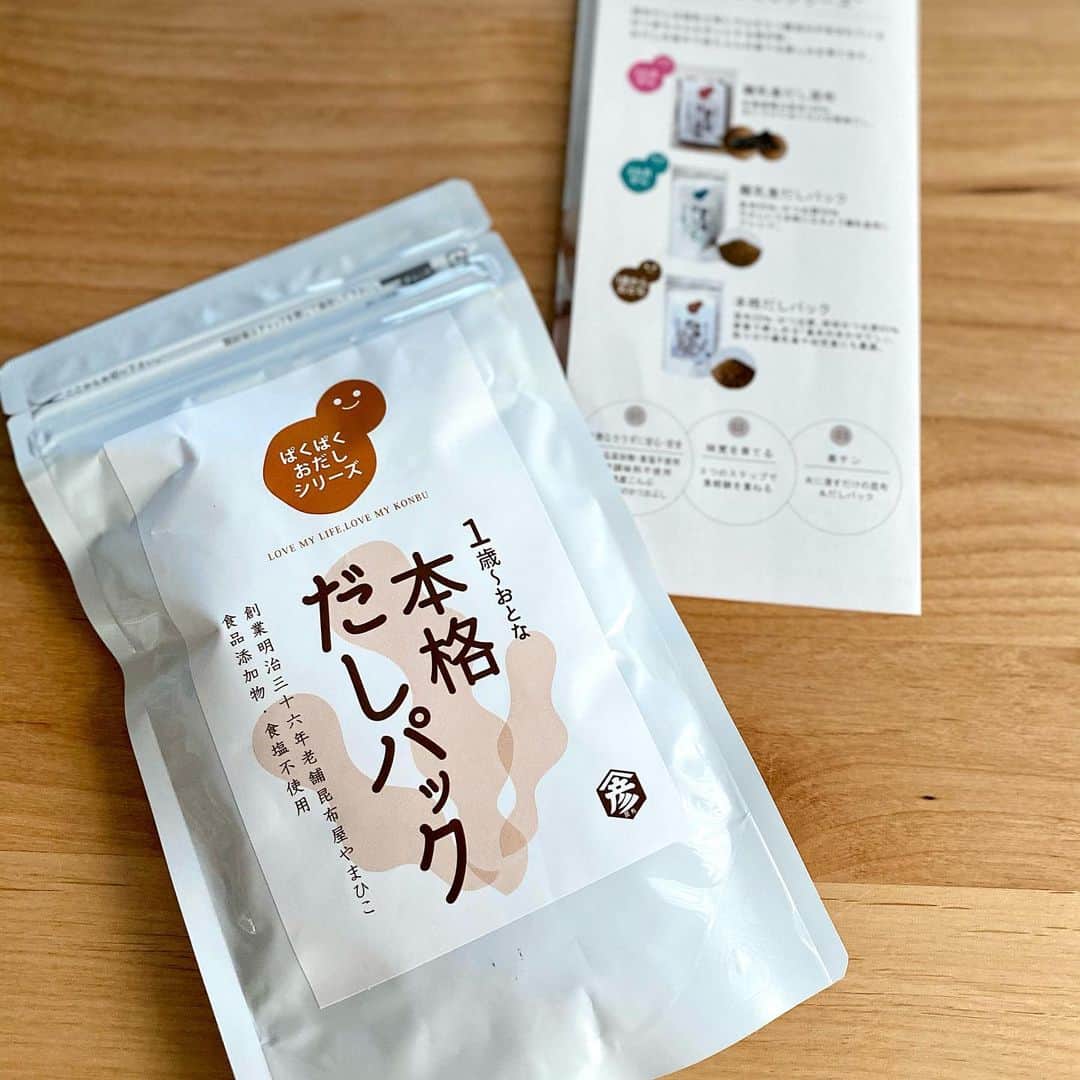 @i.K ◡̈*✧さんのインスタグラム写真 - (@i.K ◡̈*✧Instagram)「こんばんは☺︎✩.*˚ * * 今日の#お子亭と#むすめごはん𓂑𓊤 … ❁ 豚汁 ❁ 焼鮭 ❁ 小松菜ともやしナムル ❁ じゃがそぼろのキムチーズ ❁ ヨーグルト … ※娘の取り分け離乳食はpic参照 … 最近使ってるお出汁はやまひここんぶ様の @yamahikokonbu.baby  ぱくぱくおだしシリーズ！  もともと愛用していた物もあるのですが、こちらも子供から大人まで使える優れもの❤️ 味見したら鰹の風味が強くて旨味たっぷりでした！！ 5分ちょっとの煮出しでこの濃さは素晴らしい✨  お出汁を存分に使って今日は豚汁︎𓃟㌧㌧ 寒かったからちょうど良かった\❤︎/  具沢山お味噌汁やスープから取り分けて楽々1品ストックを作るのが私的には凄く楽で、今回も豚汁からいくつかストックを...♪*ﾟ  動画は少し前の朝ごはんのすまし汁をスプーンで頑張る姿(๑و•̀Δ•́)و♡ 最後はこぼしちゃった事件(｡_｡`)ﾁｰﾝ * * #てづくりごはん365 #おうちごはん #こどもごはん #和カフェ #夕飯 #夜ごはん #献立 #節約料理 #野菜たっぷり #一汁三菜 #うつわ #レシピ #サカママ #赤ちゃんのいる生活  #主婦クッキング #4yuuu #簡単料理  #離乳食 #取り分け離乳食 #離乳食献立 #離乳食完了期  #豚汁 #お出汁」11月25日 0時05分 - aibondsmile_88