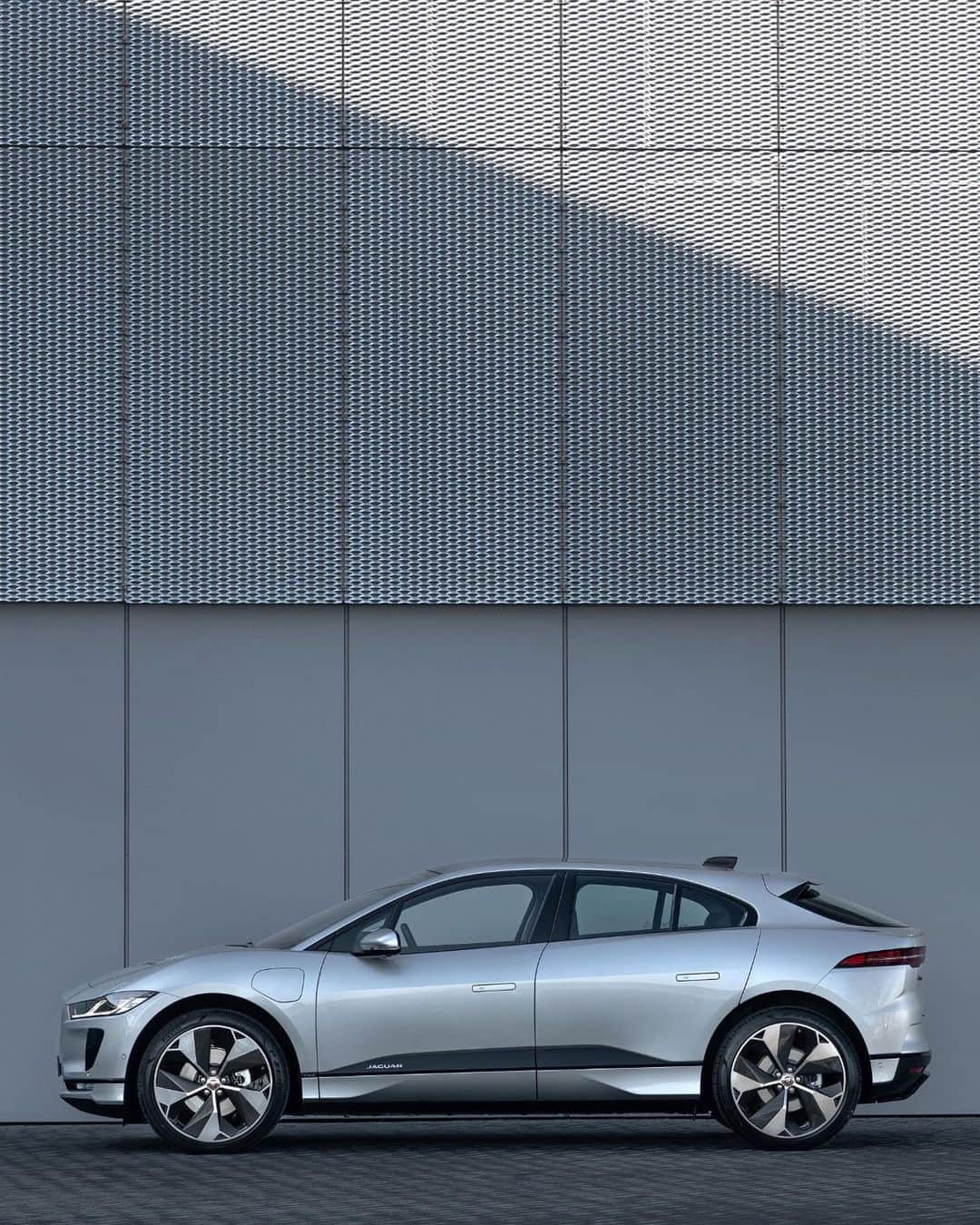 Jaguarさんのインスタグラム写真 - (JaguarInstagram)「Zero tailpipe emissions. 100% Jaguar.   #Jaguar #IPACE #Premium #Luxury #Performance #SUV #EV #AWD #ElectricCars #CarsofInstagram」11月25日 0時05分 - jaguar