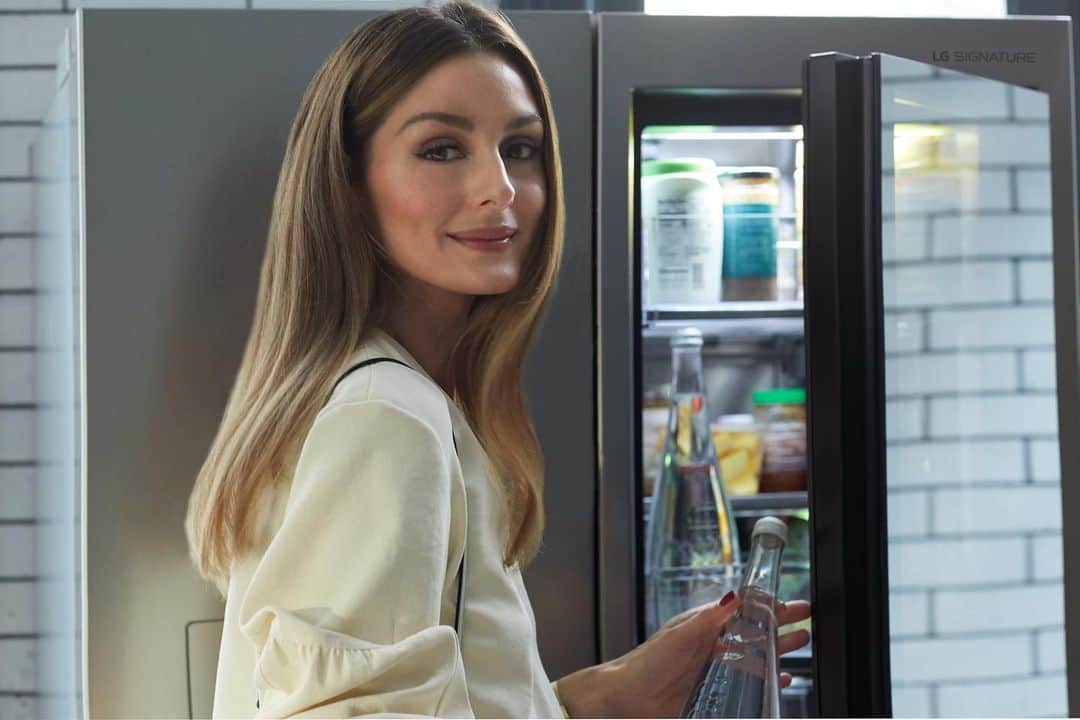 オリヴィア・パレルモのインスタグラム：「Grocery run complete! 🛒✅ I know not everyone is as fortunate to have a fully stocked refrigerator this Thanksgiving 🦃  So, with the help of my friends at @lg_signature, all donations to @feedingamerica made via my Stories for the next 24 hours will be matched 100%! Go donate, remain positive, and #stayhome (that’s what I’ll be doing!). In the meantime, my #LGSignature refrigerator will ensure my Thanksgiving dinner ingredients stay fresh while my kitchen continues to look beautifully curated - all while being able to keep an eye on what’s inside without even having to open the door thanks to the InstaView feature! 👩🏼‍🍳 Thankful for the little things and @lg_signature’s generosity! #LGSIGNATURExOlivia #happythanksgiving」