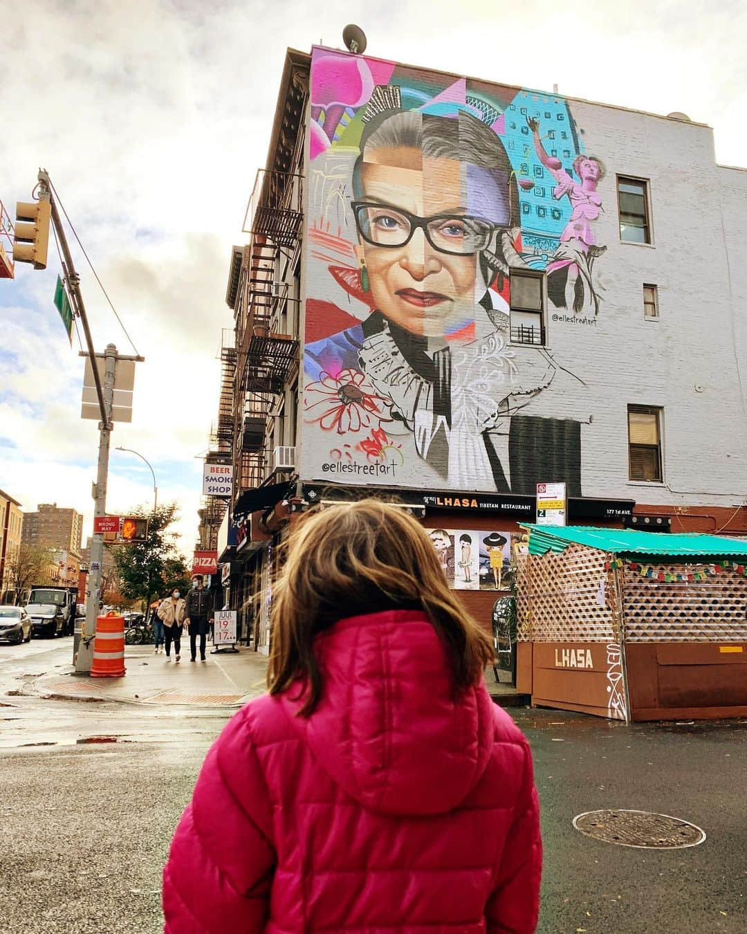 Ilana Wilesさんのインスタグラム写真 - (Ilana WilesInstagram)「There’s a new mural going up in my neighborhood. 🙌🏻 #notoriousrbg #eastvillage」11月25日 0時10分 - mommyshorts