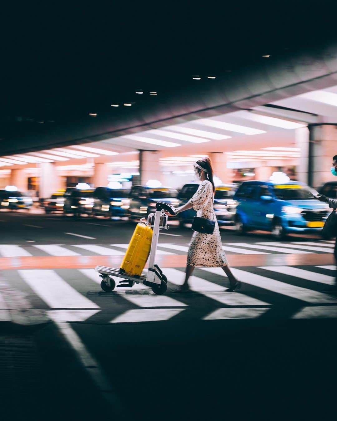 山中海輝のインスタグラム：「A quick shooting in Jakarta airport. those pics what I've seen in 15min.  9ヶ月ぶりの海外へ。 まず空港に降りて感じたことは匂いの違い。そして目に入ってくる景色の新鮮さ。15分、空港という一つの限られた場所やけどもどのシーンを切り取っても新鮮で楽しかった。」