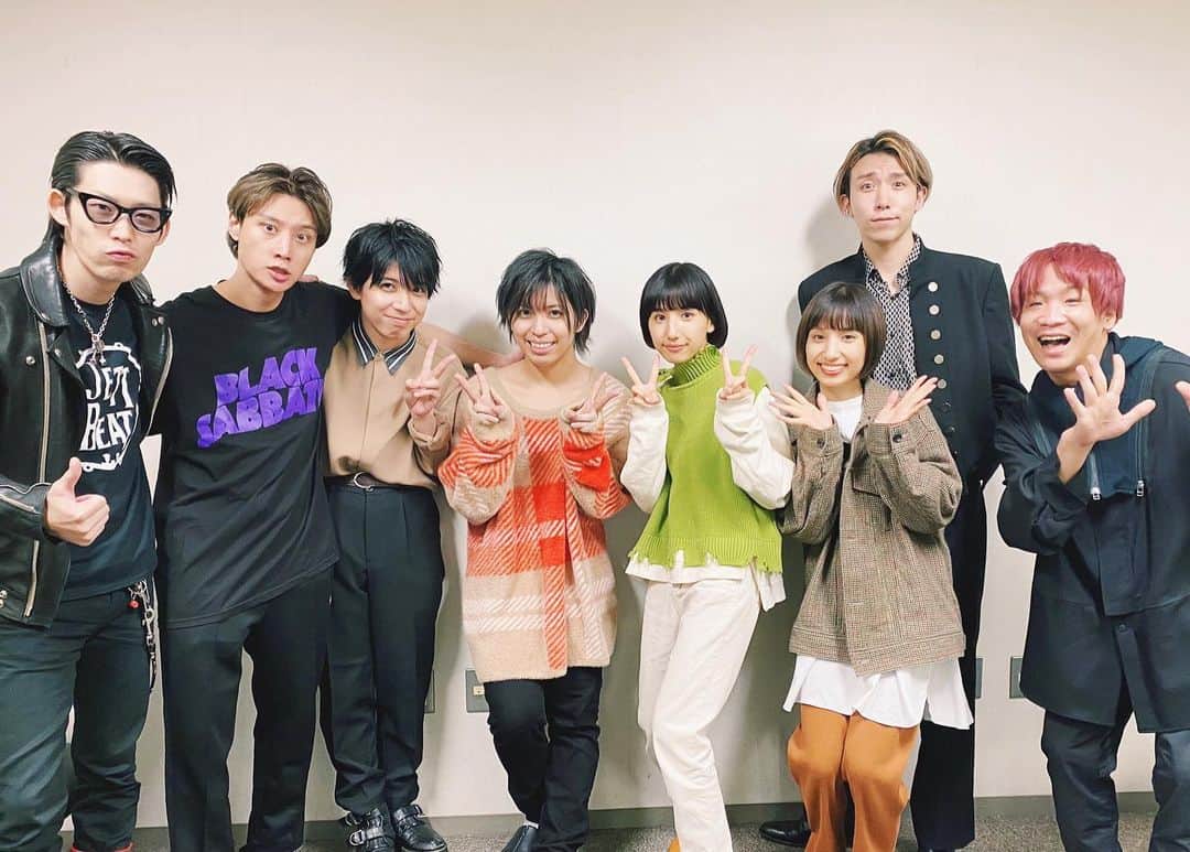 谷奥えまのインスタグラム：「お知らせです♬ go!go!vanillas さん「鏡」のMVにえまえり出演させていただきました。 何度観ていただいても新しい発見があり楽しめる素敵なMVになっています♬  私はもう何十回もみてます笑　　 メンバーのみなさんとても優しくて楽しい時間を過ごせました◡̈  ストーリーにリンク貼っておきますのでぜひ観てね✨　 #gogovanillas」