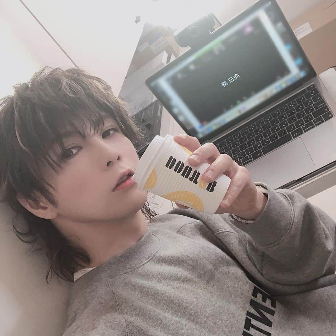 葵のインスタグラム：「ダウン着て家を出ても都内は屋内移動が多くて意外とすぐ脱いじゃって手荷物になっちゃうから まだパーカーとかトレーナーの下にヒートテックで凌げる。ハーフパンツはさすがにやめようと思う。わかんないけど。　 新しくおろしたスウェット。着心地が良い！  個人的には吐息が白めく冬が好きだからもう少し寒くなってもいいよ。 準備万端かかってこい冬！」