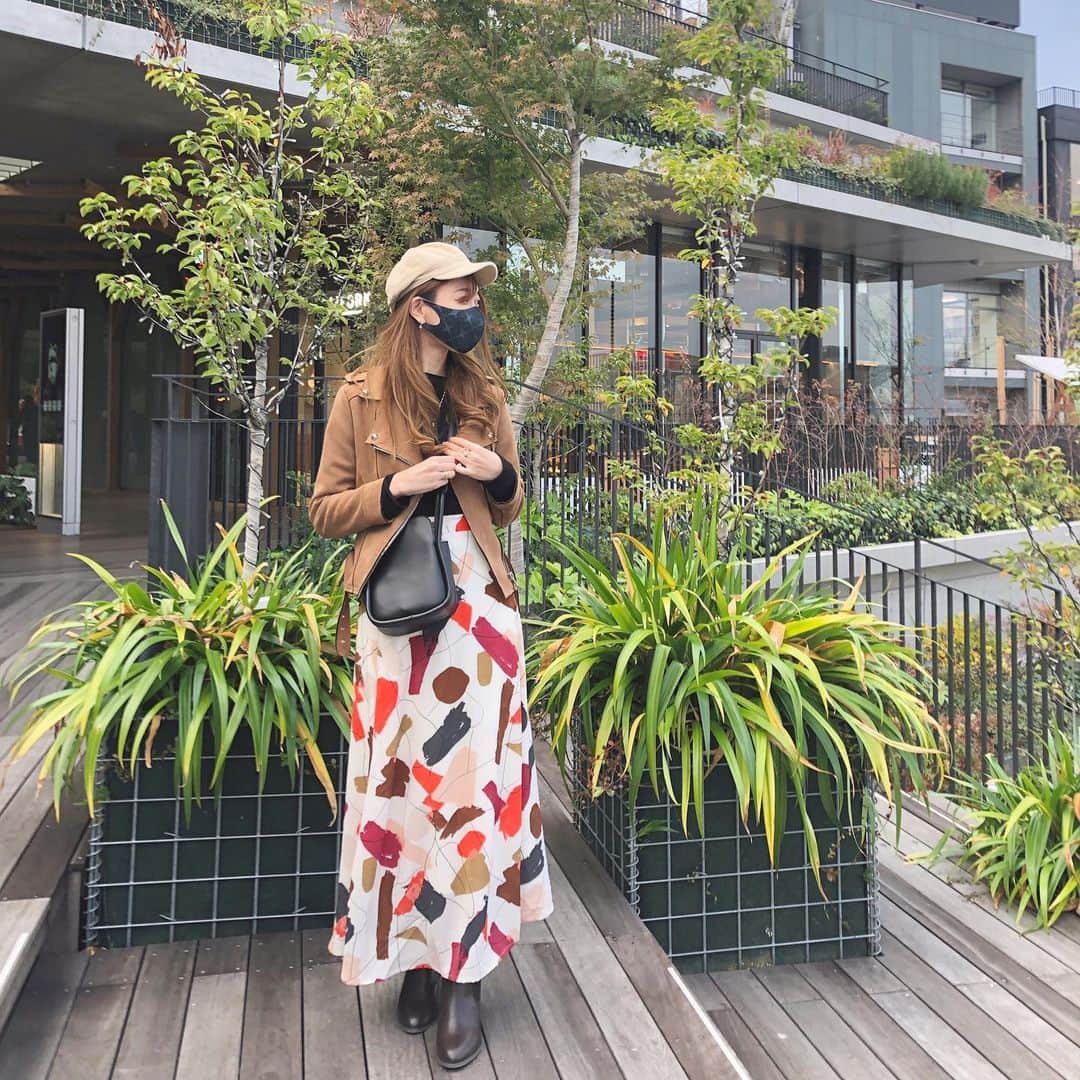 菊池かなこのインスタグラム：「. ベージュ系と小物はゴールドでまとめた日☺︎ . #code 🧢 @uniqlo_jp 👜 @editsheen_store 👗 @grl_official 👢 @vivian_collection_official  ⌚️ @danielwellington . . ✔︎ダニエルウェリントンのブラックフライデーセール 11月20日～30日 ✔︎公式サイトwww.danielwellington.com/jp DW直営店舗にて最大50％OFF✨ ✔︎15％OFFクーポンコード【canana】 . . . ୨୧┈┈┈┈┈┈┈┈┈┈┈┈┈┈┈┈┈୨୧ #grl#グレイル#fashion#ユニジョ#UNIQLO #editsheen#エディットシーン #ロングスカート#ダニエルウェリントン#danielwellington#DWブラックフライデー #viviancollection#vivianコーデ#vivian公式アンバサダー#ショートブーツ#ストレッチブーツ #秋コーデ#秋ファッション#30代コーデ#大人カジュアル」