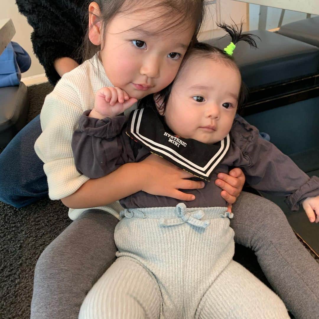 漆川由佳のインスタグラム：「ハズとハチとマミにやっと抱っこしてもらえた💖💖💖 久々に会ったハチは色気のある優しいお姉ちゃんに育ってて感動🌹✨ プレゼントたくさんありがとう🙏🏻💕」