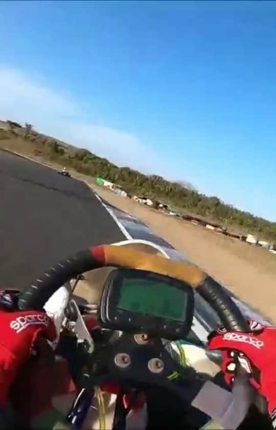 のインスタグラム：「ゴルフは打ちっぱなしの練習場に行くけど、車はレーシングカートに乗って練習したりします😳 カートも車もまだまだクリップつくのがあまーーーい💧」