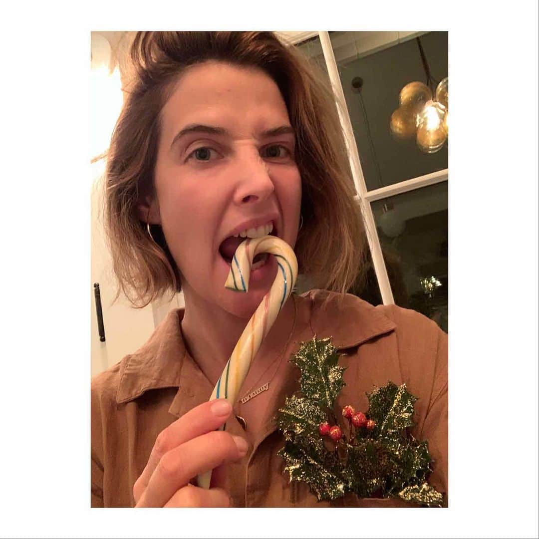 コビー・スマルダーズさんのインスタグラム写真 - (コビー・スマルダーズInstagram)「The only woman who can entice me to celebrate Christmas before Thanksgiving is the wonderfully talented @officialclead. Her new movie @happiestseason premieres on @hulu this WEDNESDAY THE 25th!! It looks amazing, the cast is stellar and isn’t this the warm, cozy dose of Holiday love we all need???❤️🌈❤️ Thank you for this epic box of goodies!」11月25日 0時24分 - cobiesmulders