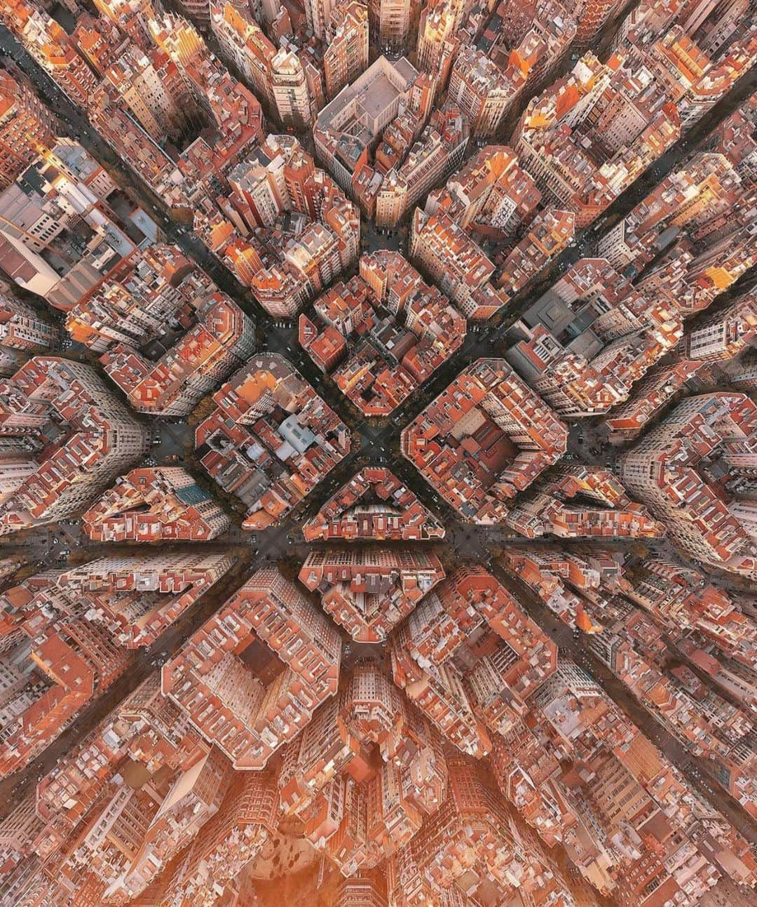 Canon Photographyさんのインスタグラム写真 - (Canon PhotographyInstagram)「Barcelona birds eye view  Photography // @spathumpa  Curated by @henry.nathan  #barcelona #city #drone #birdseyeview」11月25日 0時35分 - cpcollectives