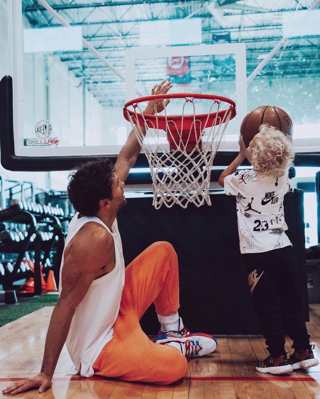 ラウル・ネトのインスタグラム：「Teach them young ⛹️🏀」