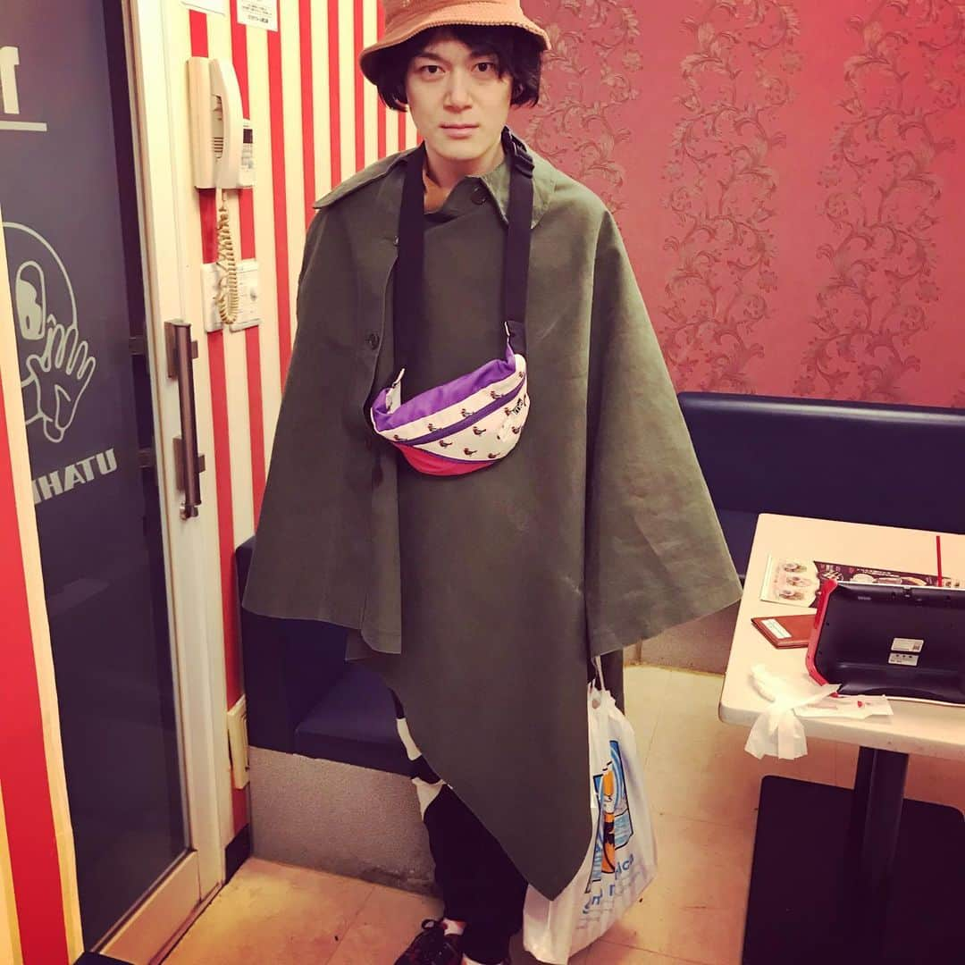 スーパー3助さんのインスタグラム写真 - (スーパー3助Instagram)「いつぞやの私服達  #ドラえもんのニューエラ帽子  #ネネットのコート  #サンタモニカのシャツ  #ナイキのジャージパンツ  #ドラえもんの靴下  #センスオブプレイスのパンツ  #ハッピーソックスの靴下  #サンタモニカのスナイパー用ポンチョ  #スーパー３助」11月25日 0時29分 - super3suke_nyankostar