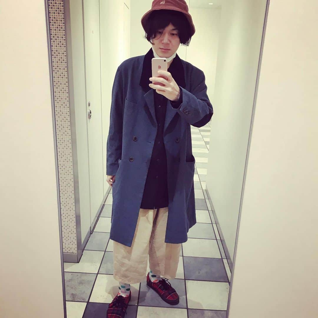 スーパー3助さんのインスタグラム写真 - (スーパー3助Instagram)「いつぞやの私服達  #ドラえもんのニューエラ帽子  #ネネットのコート  #サンタモニカのシャツ  #ナイキのジャージパンツ  #ドラえもんの靴下  #センスオブプレイスのパンツ  #ハッピーソックスの靴下  #サンタモニカのスナイパー用ポンチョ  #スーパー３助」11月25日 0時29分 - super3suke_nyankostar