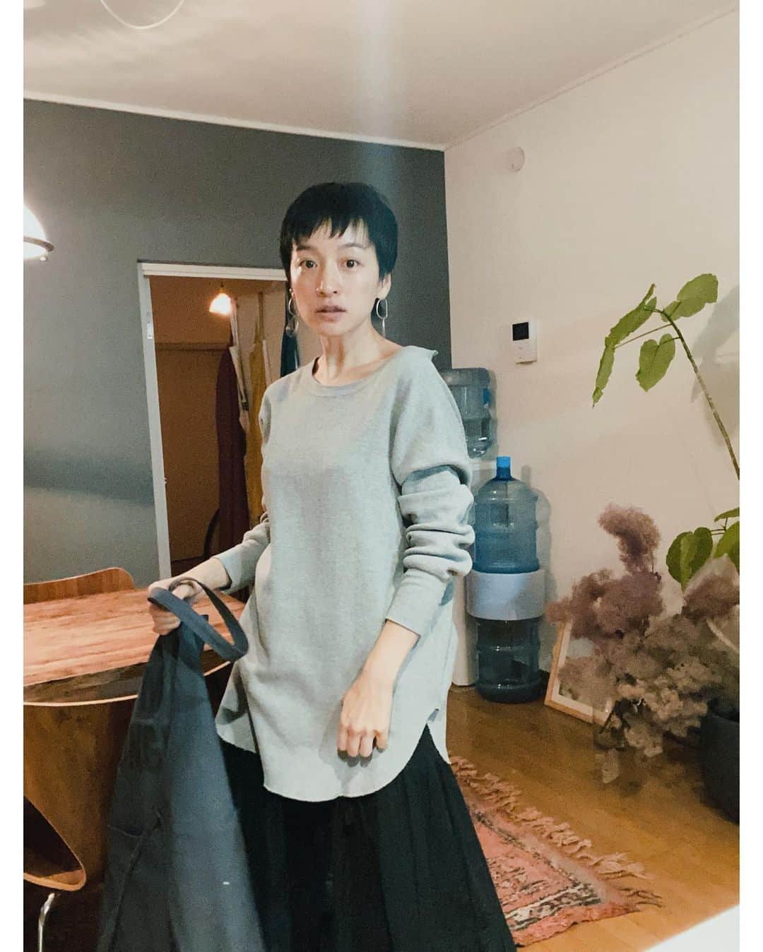 高山都さんのインスタグラム写真 - (高山都Instagram)「全部、、自分が携わった服で過ごした今日。 せっかくライブやったのに、アーカイブ残す前に消えてしまった。泣 tops @framework.jp  apron @framework.jp @dresssen  skirt @studioclip  pierce @r_grun  サーマルは前後逆にも着られるし、エプロンは表はお腹すいた、裏はお腹いっぱい、もちろん両方で使えます。 それにユニセックス！ おうち時間がまた長くなるとしても、好きな服で過ごせたら、すこしでも機嫌良くいられる気がする。 サーマルとエプロンは #高山都の美食姿展 でもお取り合いされます。」11月25日 0時29分 - miyare38