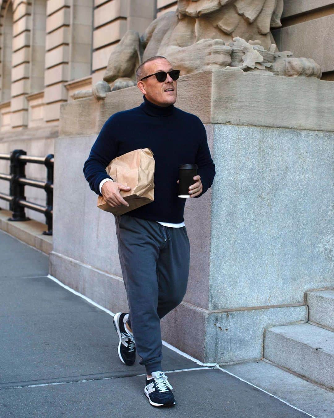 スコット・シューマンのインスタグラム：「Cashmere turtleneck & sweats from @jcrew ! This is my go-to for picking up the family’s bagel breakfast on the weekend and it’s just as great for watching football  on a quiet Sunday!  #ad」