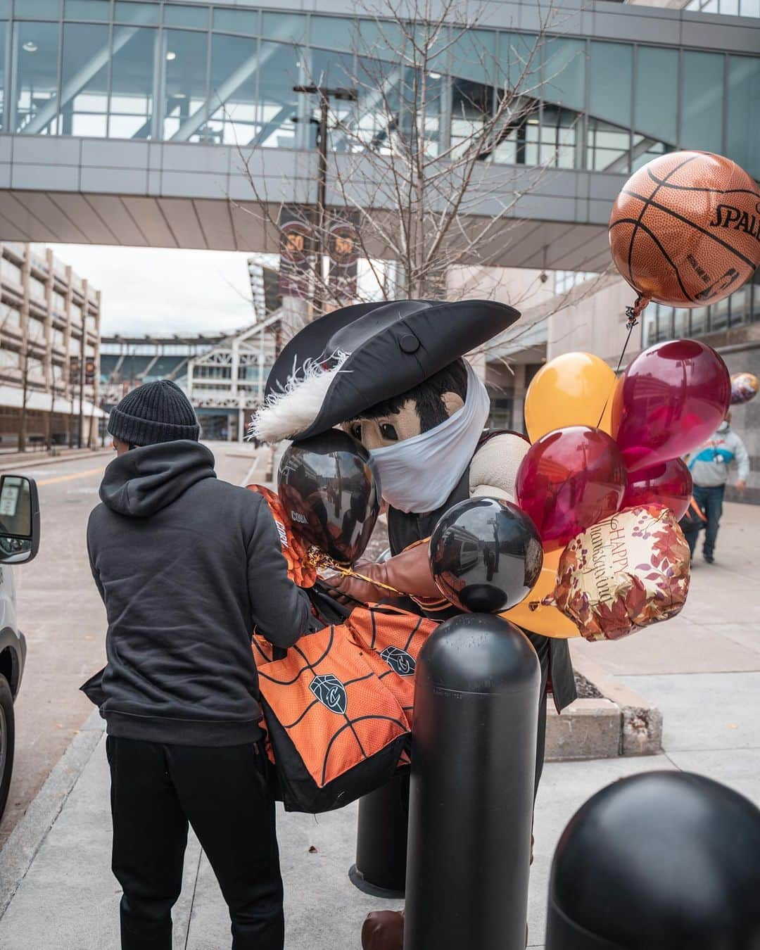 キャブスさんのインスタグラム写真 - (キャブスInstagram)「On Monday we safely tipped off our annual Season of Giving by loading up a @cityofcleveland van with 200 Cavs swag bags – including $50 @gianteagle gift cards – for local families who could use a Thanksgiving assist! #CavsCare」11月25日 0時36分 - cavs