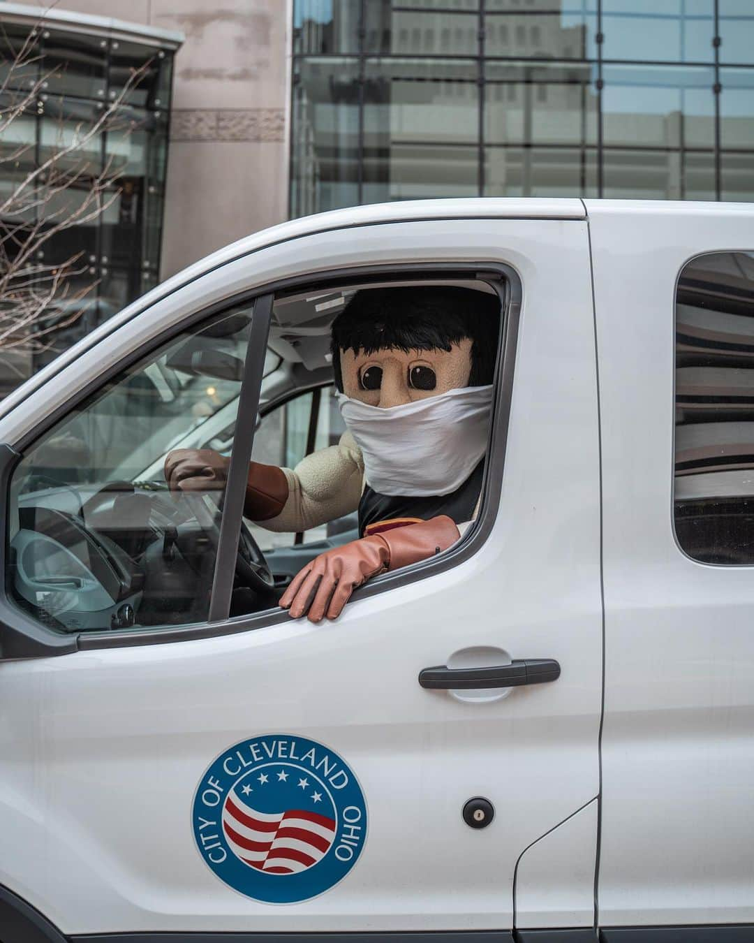 キャブスさんのインスタグラム写真 - (キャブスInstagram)「On Monday we safely tipped off our annual Season of Giving by loading up a @cityofcleveland van with 200 Cavs swag bags – including $50 @gianteagle gift cards – for local families who could use a Thanksgiving assist! #CavsCare」11月25日 0時36分 - cavs