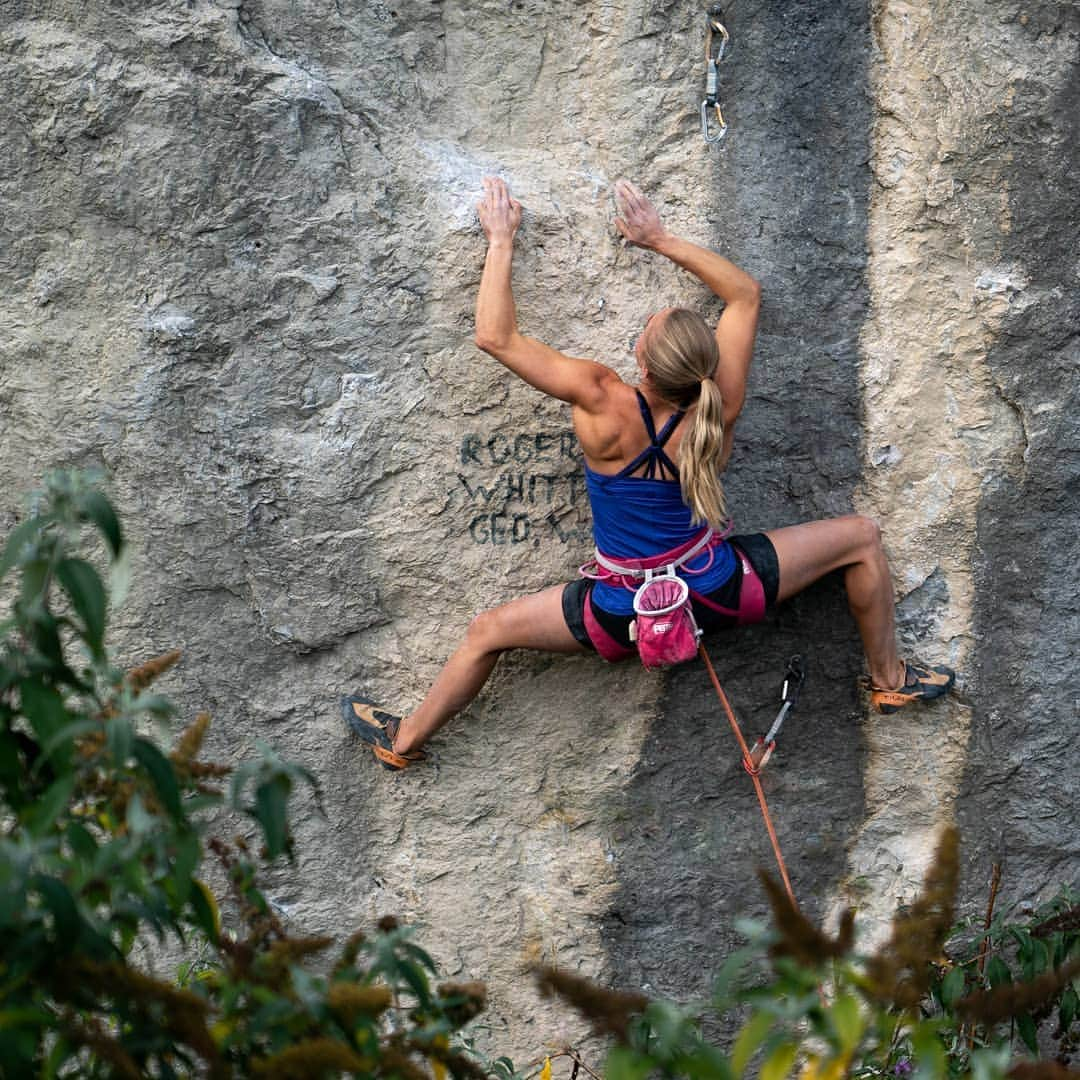 カタリーナ・ザーヴァインさんのインスタグラム写真 - (カタリーナ・ザーヴァインInstagram)「Roger, who?  📸 by @jorgverhoeven in 'Supergoof' 8a+ #tirol #innsbruck #dschungelbuch #climbing #rockclimbing #sunnydays」11月25日 0時32分 - katha_saurwein