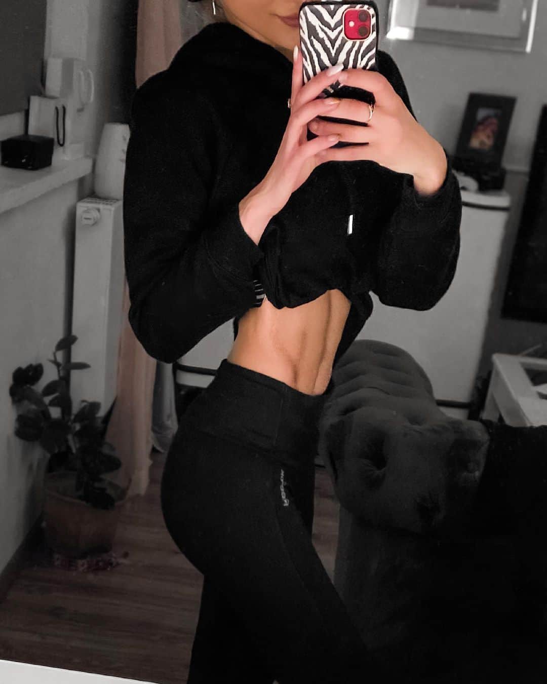 アガタ・クリゲルのインスタグラム：「Home workouts are my fave 🖤 Ideal of Sweden presents their most exclusive offer of this year: 50 % OFF EVERYTHING and with my discount code agatakrygerx5 you will get 5% EXTRA (additional discounts on site) 😇 #polishgirl #polskadziewczyna #workout #body #fit #ad #idealofsweden #blackfriday」