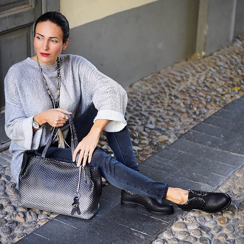 エンリーベグリンのインスタグラム：「Style is a way to say who you are without having to speak. #henrybeguelin#handmade#bags#shoes#madeinitaly#leather#vegetaltannedleather#wovenleather#」