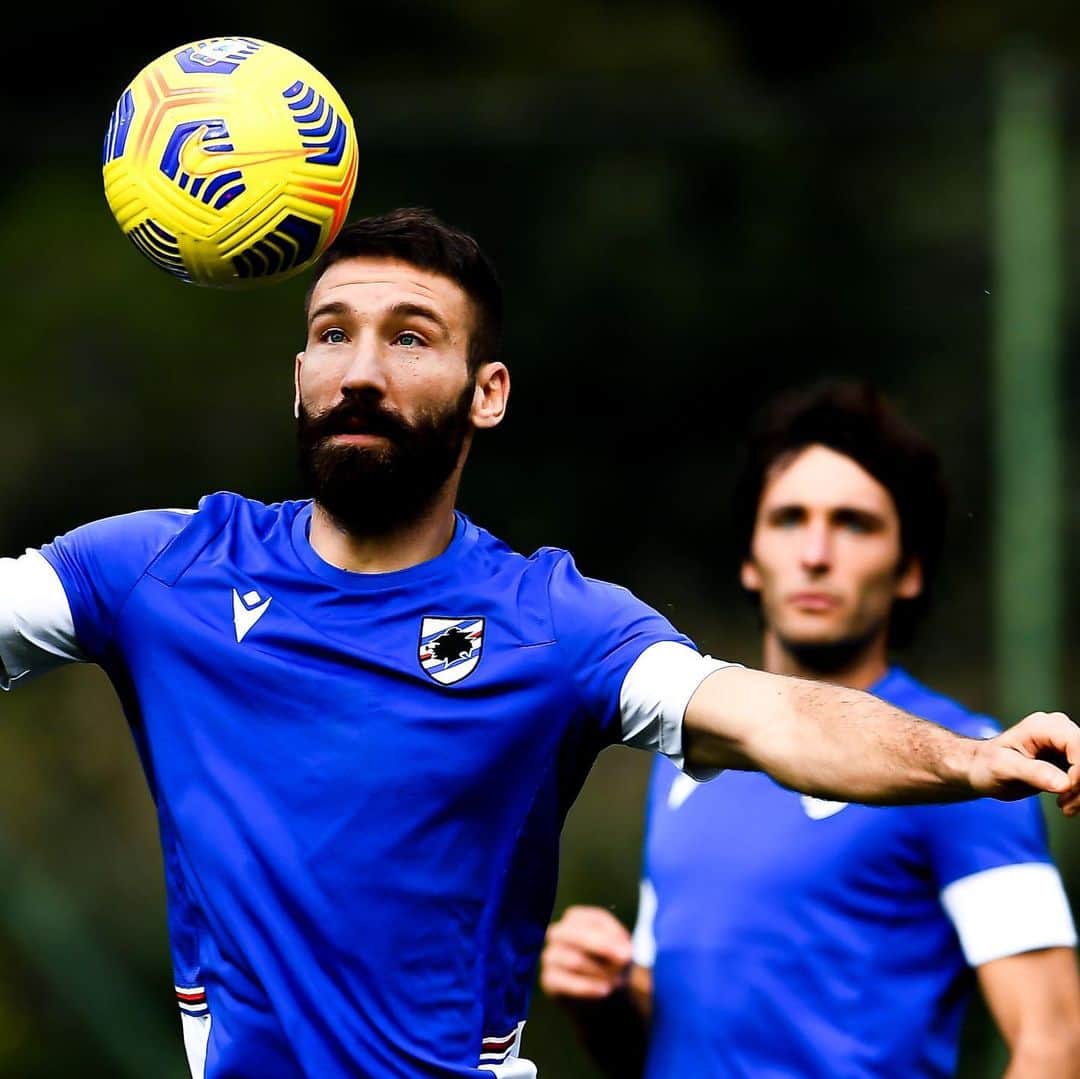 UCサンプドリアさんのインスタグラム写真 - (UCサンプドリアInstagram)「👀 Follow the ball ⚽️  📷 @simonearveda」11月25日 0時36分 - sampdoria