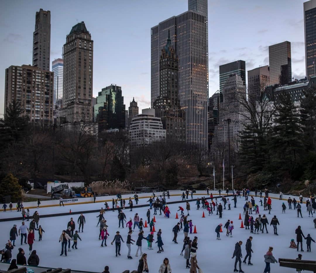 National Geographic Travelさんのインスタグラム写真 - (National Geographic TravelInstagram)「Photo by Muhammed Muheisen @mmuheisen / Children and adults enjoy ice-skating at a rink in New York City’s Central Park. I captured this image in January while visiting the Big Apple. For more photos and videos from different parts of the world, follow me @mmuheisen and @mmuheisenpublic. #muhammedmuheisen #NewYork #centralpark #dailylife」11月25日 0時37分 - natgeotravel